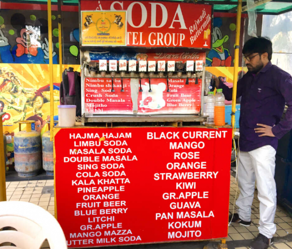 Stand jualan minuman dengan desain berinspirasi dari budaya lokal